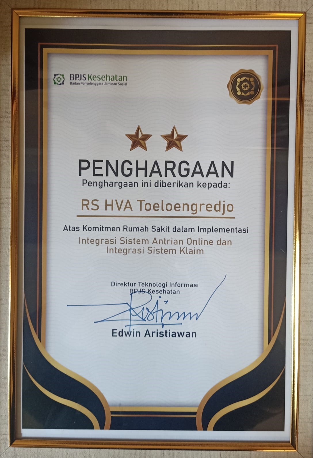 Penghargaan Komitmen RS dalam Implementasi Sistem Antrol dan Klaim oleh Direktur Teknologi Informasi BPJS Kesehatan